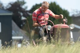 Historisch maaien op het weiland achter het Rundveemuseum