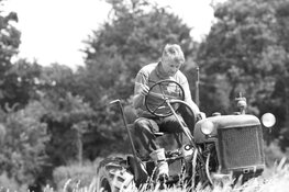 Historisch maaien op het weiland achter het Rundveemuseum