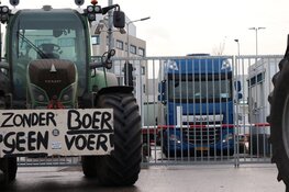 Boeren blokkeren distributiecentrum Albert Heijn in Zaandam