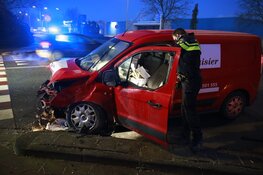 Bestelbus tegen vrachtwagen gereden in Opmeer