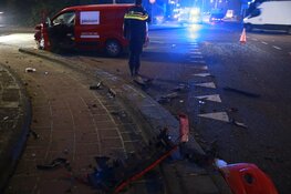 Bestelbus tegen vrachtwagen gereden in Opmeer