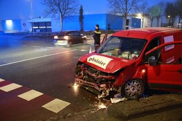 Bestelbus tegen vrachtwagen gereden in Opmeer