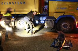 Bestelbus tegen vrachtwagen gereden in Opmeer