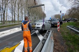Auto wordt afgesneden en eindigt op vangrail