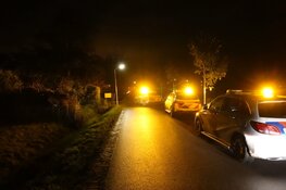 Auto te water in Hoogwoud, bestuurder meegenomen naar bureau