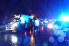 Auto te water in Hoogwoud, bestuurder gewond