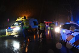 Auto te water in Hoogwoud, bestuurder gewond