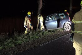 Automobilist zwaargewond na crash tegen boom op A.C. De Graafweg