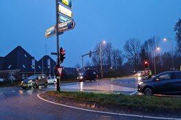 Auto te water na ongeval op N242 bij Opmeer