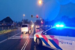 Auto te water na ongeval op N242 bij Opmeer