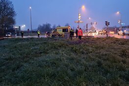 Auto te water na ongeval op N242 bij Opmeer