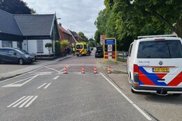 Auto op zijn kant bij ongeluk in Opmeer