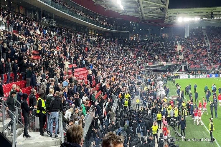 Forse straffen geëist na massaal en explosief geweld in voetbalstadion Alkmaar
