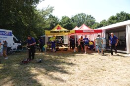 Meerdere personen bevangen door hitte tijdens Ironman Westfriesland. Ambulances rijden af en aan in centrum Hoorn