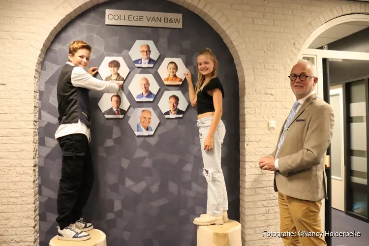 Kinderburgemeesters prominent afgebeeld in gemeentehuis Opmeer