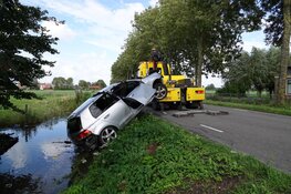 Auto te water in Spanbroek, bestuurder gewond