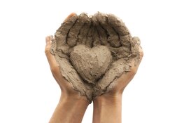 Dankzij Saggar stooktechniek nieuwe urnen met een warme en natuurlijke uitstraling