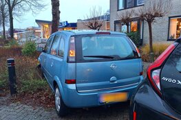 Auto rijdt tegen boom in Opmeer