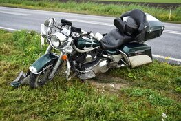 Motorrijder glijdt uit op N241 in Hoogwoud