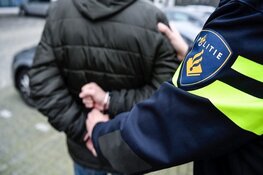 Politie treedt op na anonieme tip over illegale vuurwerkopslag, man aangehouden in Opmeer