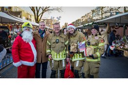Waarnemend burgemeester bezoekt kerstactie Brandweer Opmeer