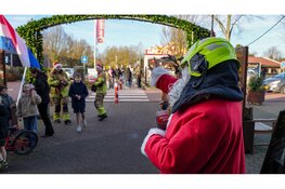 Waarnemend burgemeester bezoekt kerstactie Brandweer Opmeer