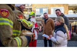 Waarnemend burgemeester bezoekt kerstactie Brandweer Opmeer