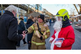 Waarnemend burgemeester bezoekt kerstactie Brandweer Opmeer