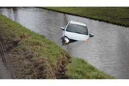 Automobiliste schiet in de slip en belandt met auto in sloot