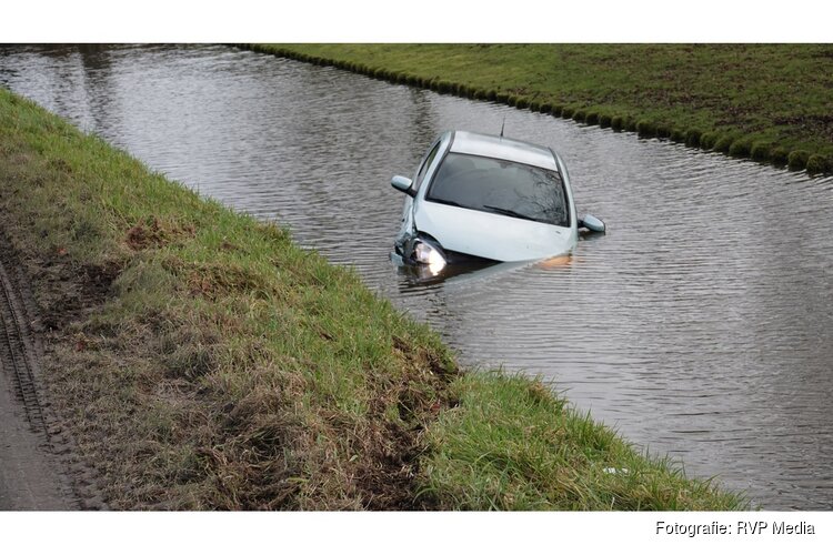 Automobiliste schiet in de slip en belandt met auto in sloot