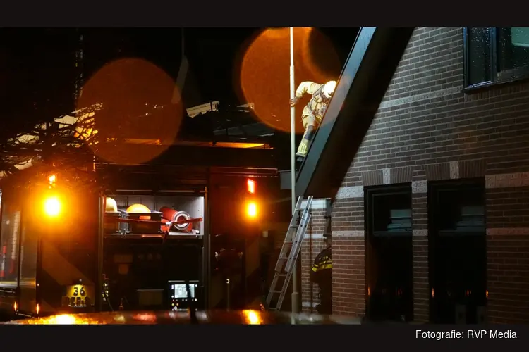 Brandweer blust schoorsteenbrand in Hoogwoud