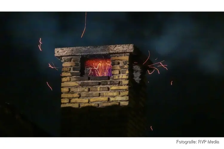 Grote vonken uit schoorsteen door woningbrand Aartswoud