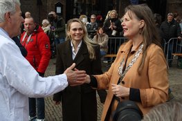 Eerste Alkmaarse Kaasmarkt van het seizoen geopend door Irene Schouten