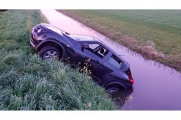 Auto belandt in sloot Spanbroek, bestuurder aangehouden