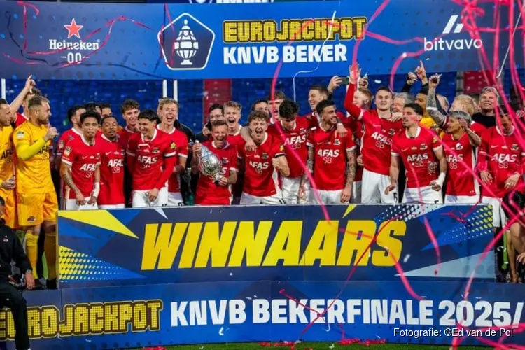 Huldiging bekerwinnaar AZ met bustour en feest bij stadion