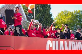 Uitzinnige menigte op de been bij huldiging van bekerwinnaar AZ