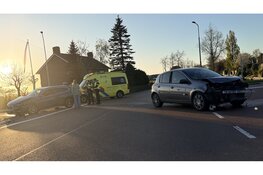 Twee auto’s zwaar beschadigd bij botsing in Opmeer