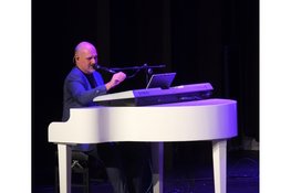 Alexander Broussard brengt persoonlijke solo voorstelling ‘Una Storia Italiana ’ naar ‘t Kerkhuys Spanbroek