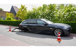 Veel schade nadat automobilist hek ramt tijdens uitwijkmanoeuvre in Aartswoud