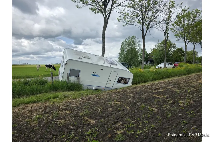 Caravan schiet van auto en belandt in sloot in de Weere