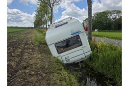 Caravan schiet van auto en belandt in sloot in de Weere