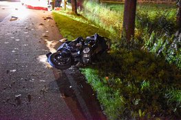 Motorrijder zwaargewond na aanrijding met boom in Hoogwoud