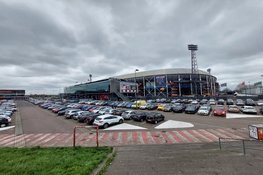 AZ verliest koppositie en ongeslagen status bij Feyenoord